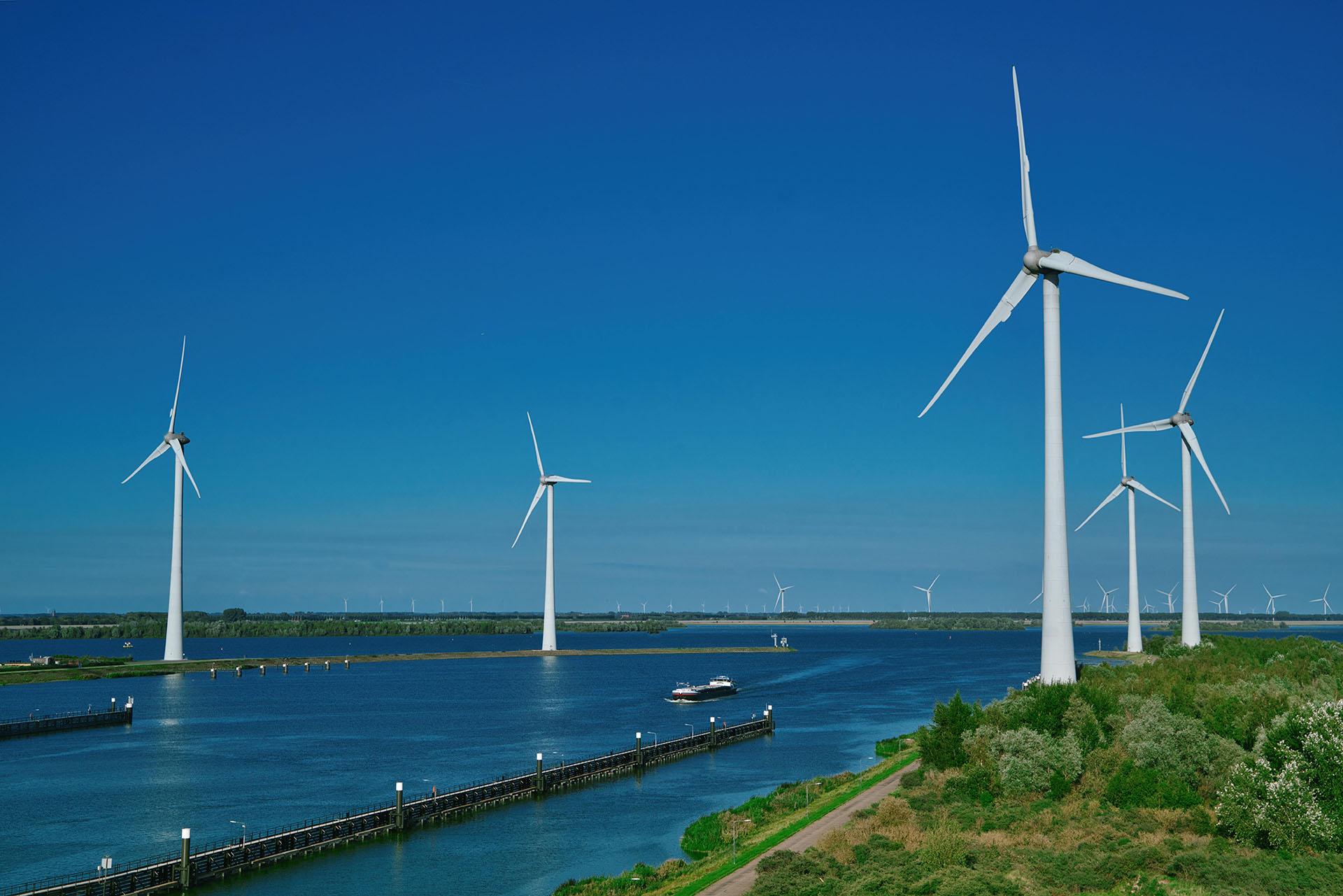 2024工力電氣參與國(guó)家投貴州威寧么站風(fēng)光互補(bǔ)風(fēng)電場(chǎng)項(xiàng)目35KV電纜分支箱及35KV電纜隔離開關(guān)箱生產(chǎn)制作，得到用戶的一致肯定及好評(píng)，送電順利完成。